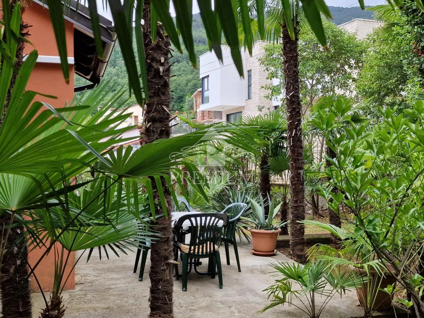 kuća na mirnoj lokaciji sa velikom okućnicom - slika 11