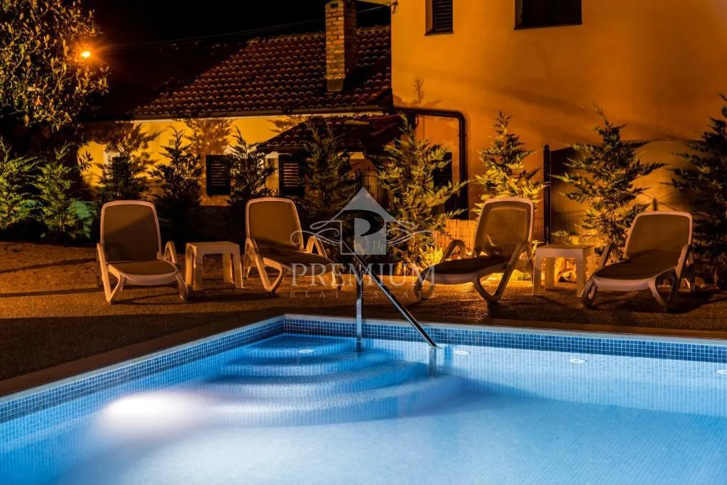 moderna kuća s bazenom i velikom okućnicom - slika 41