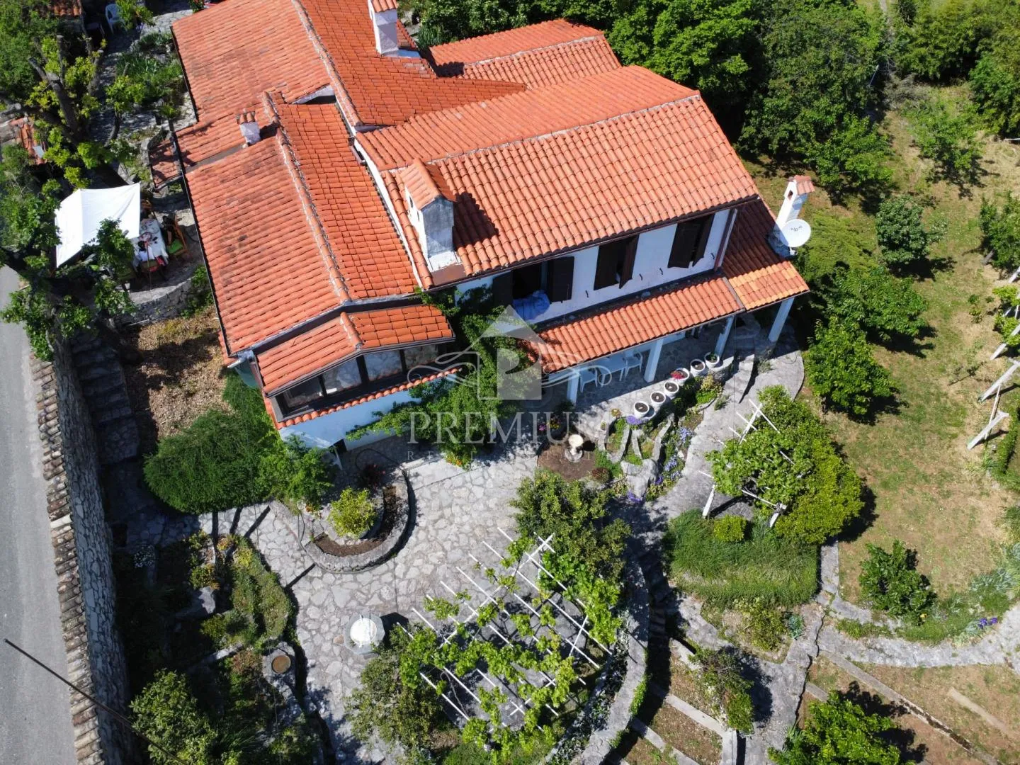 obiteljska kuća sa velikom okućnicom na mirnoj lokaciji - slika 2