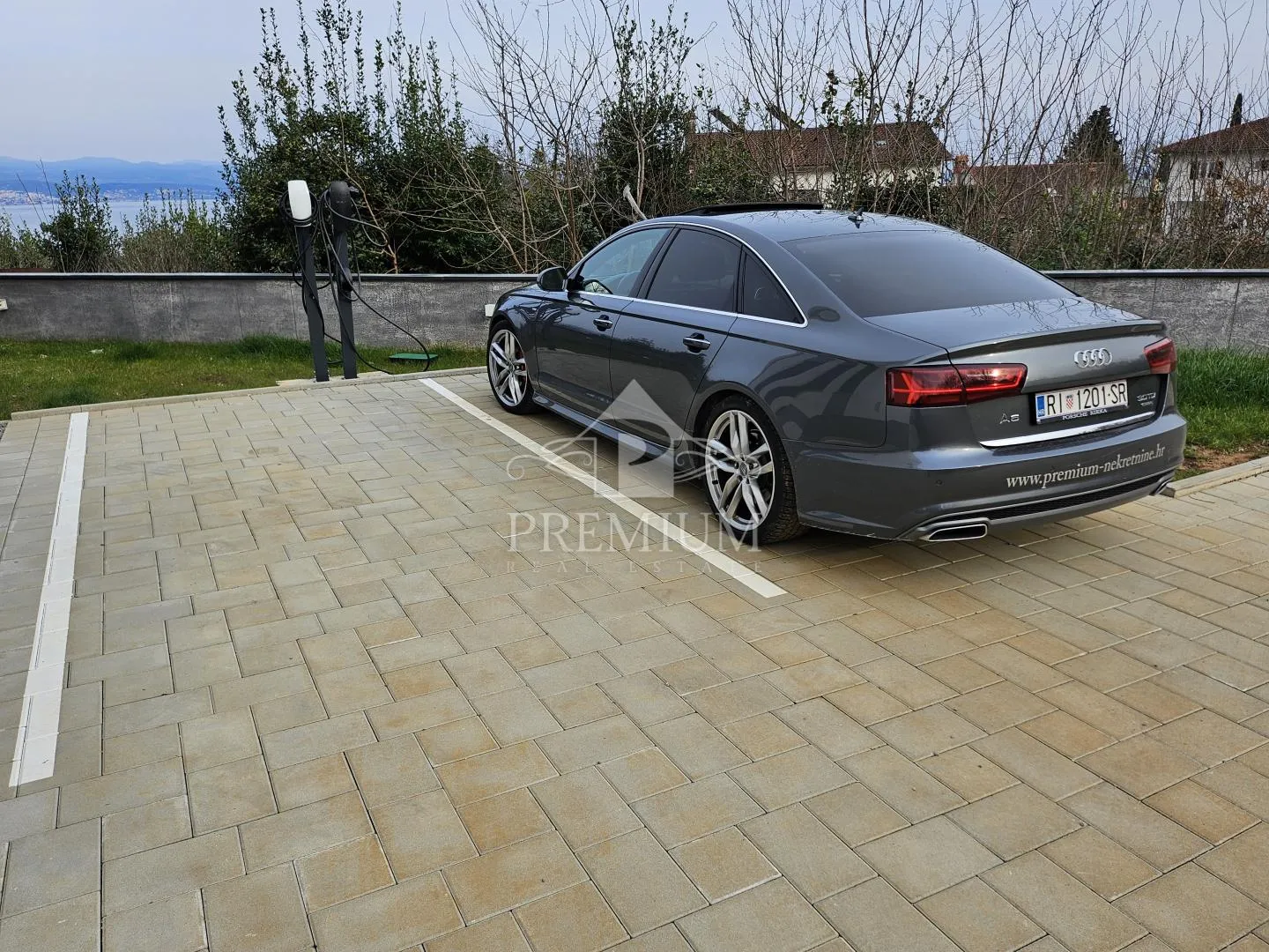 dvoetažan moderan stan, parking, otvoren pogled - slika 44