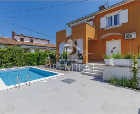 kuća sa tri apartmana, bazen, blizina mora, okućnica - slika 4