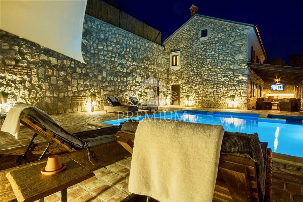 obnovljena starina s bazenom, pogodna za turizam - slika 8