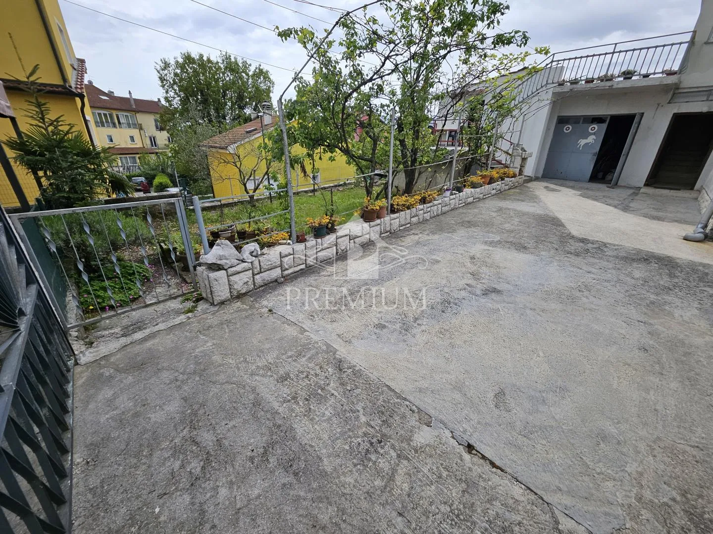 stan sa garažom i okućnicom, mirna lokacija - slika 4