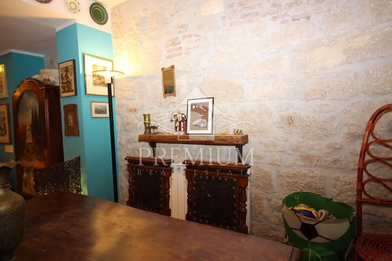 stara jezgra, kuća na 4 etaže, 5 apartmana, pogodno za razne djelatnosti - slika 7