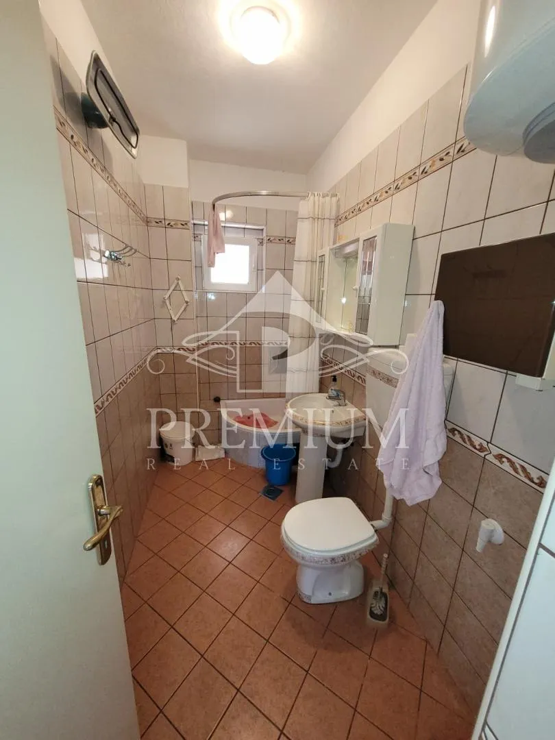 kuća sa 4 stambene jedinice, pogled, dvorište - slika 17