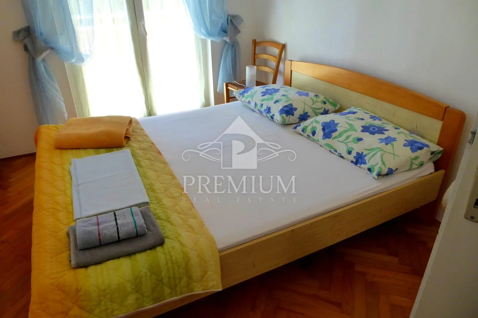 kuća sa tri apartmana, bazen, blizina mora, okućnica - slika 39