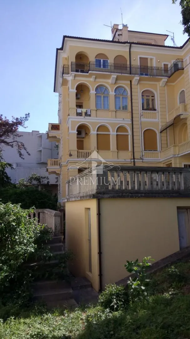 adaptiran stan u staroj vili blizu centra i mora, garaža, pogled - slika 44