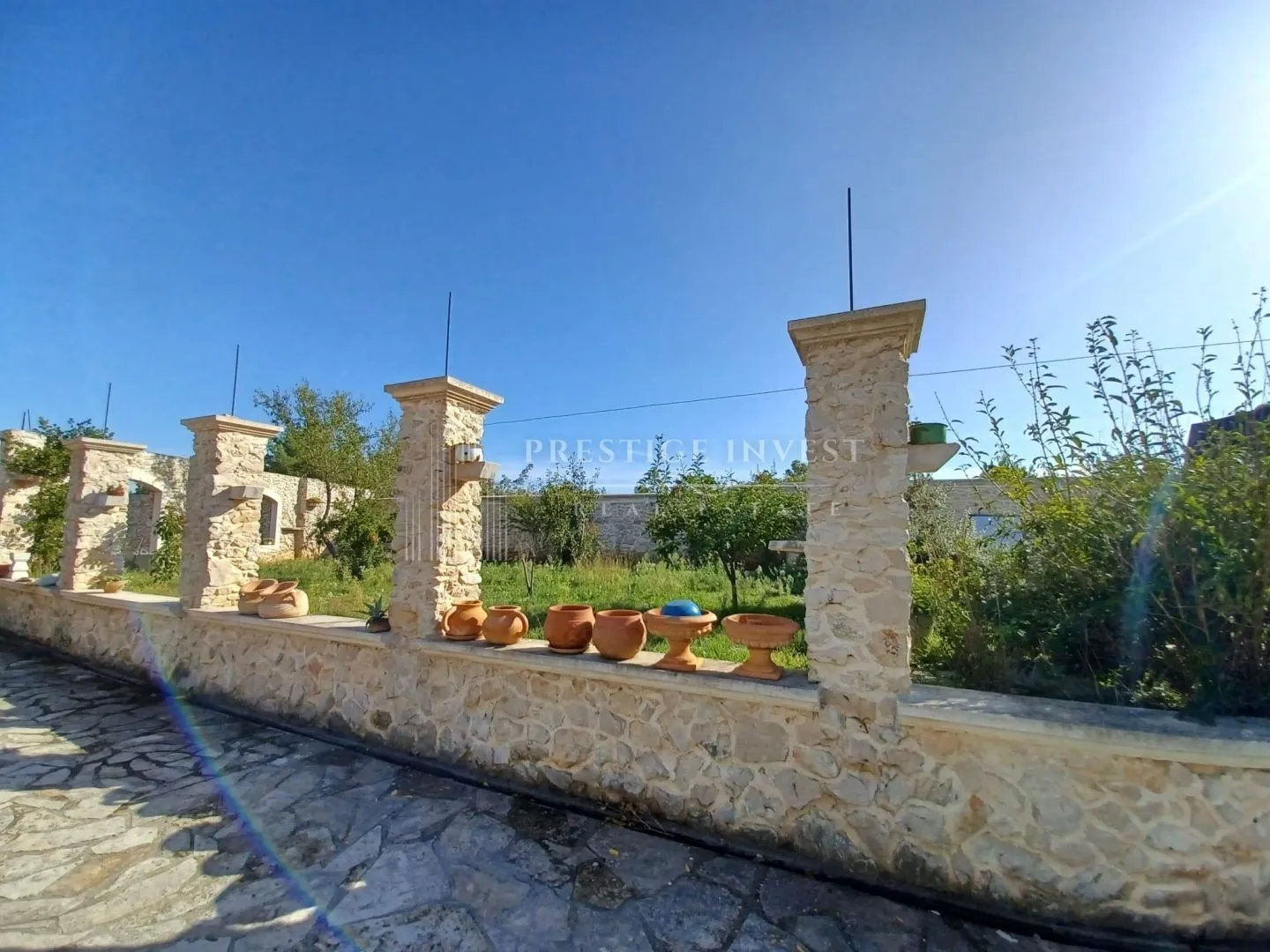 kamena kuća u privatnom kompleksu s građevinskim zemljištem od 10 000m2 - slika 9