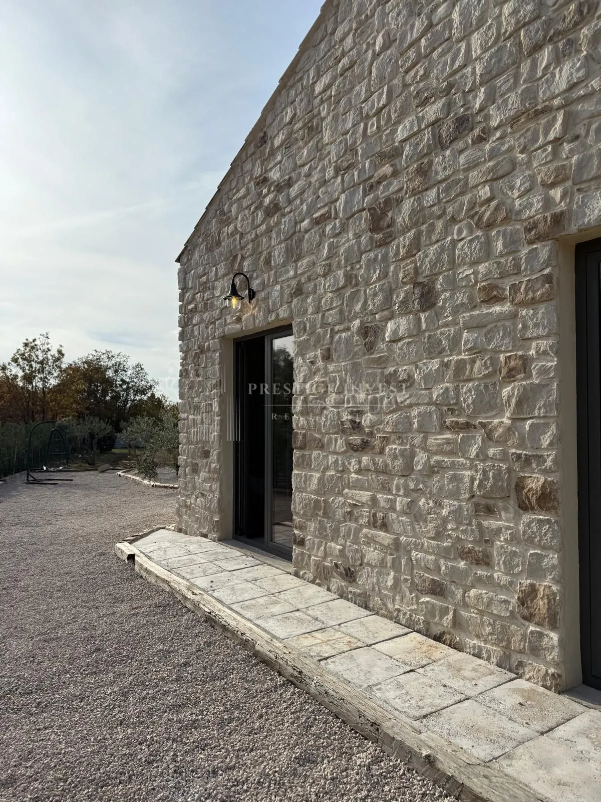 luksuzna prizemnica s 2550m2 okućnice i bazenom - slika 4