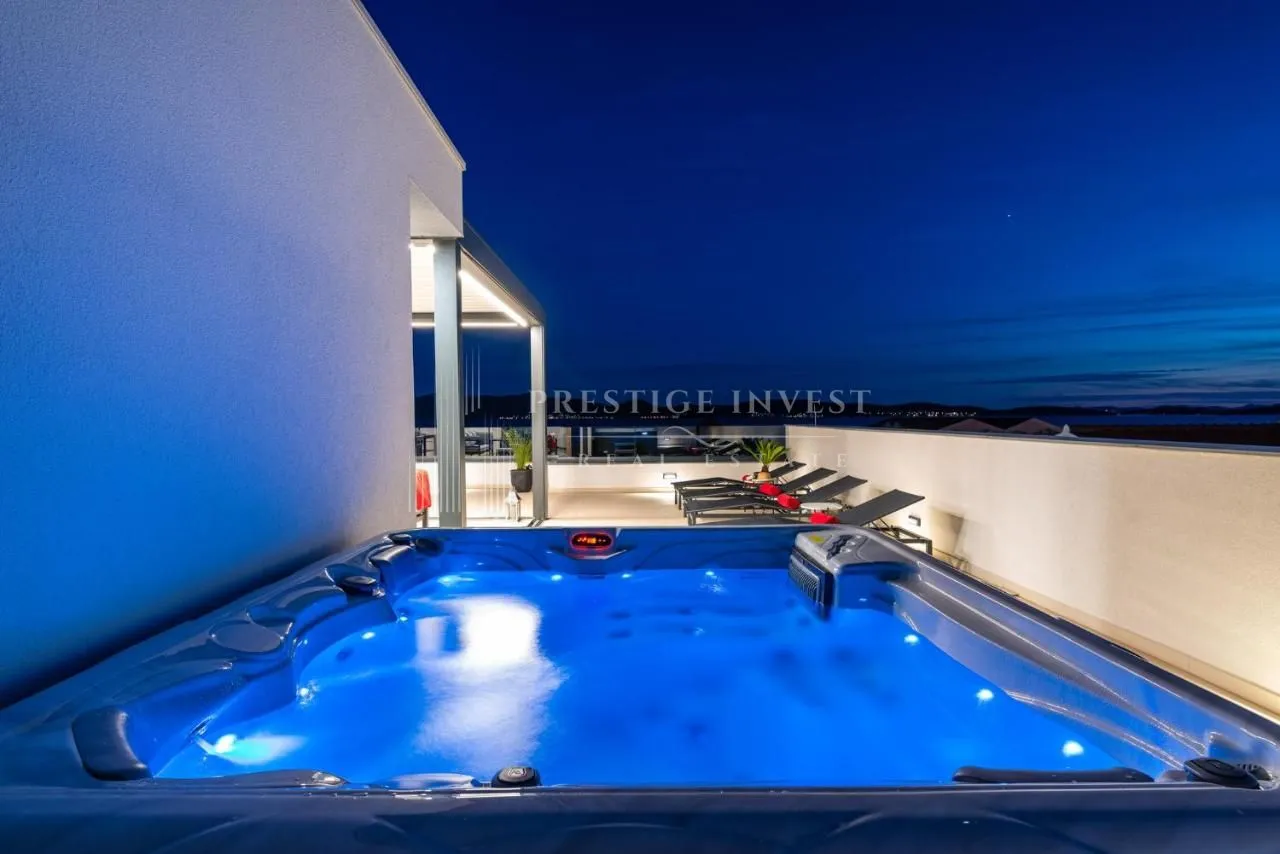luksuzan penthouse s krovnom terasom-230m2- drugi red uz more - slika 7