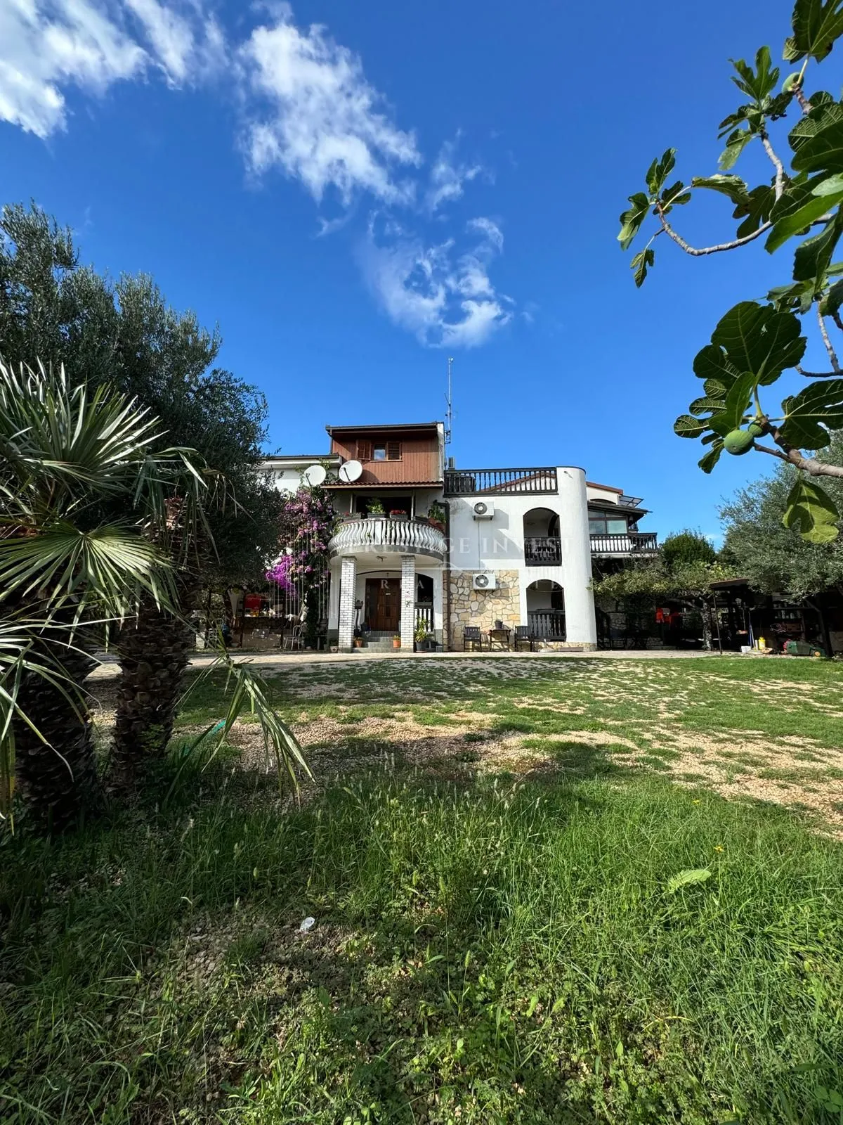 posedarje-turistička zgrada 40m od mora - slika 1