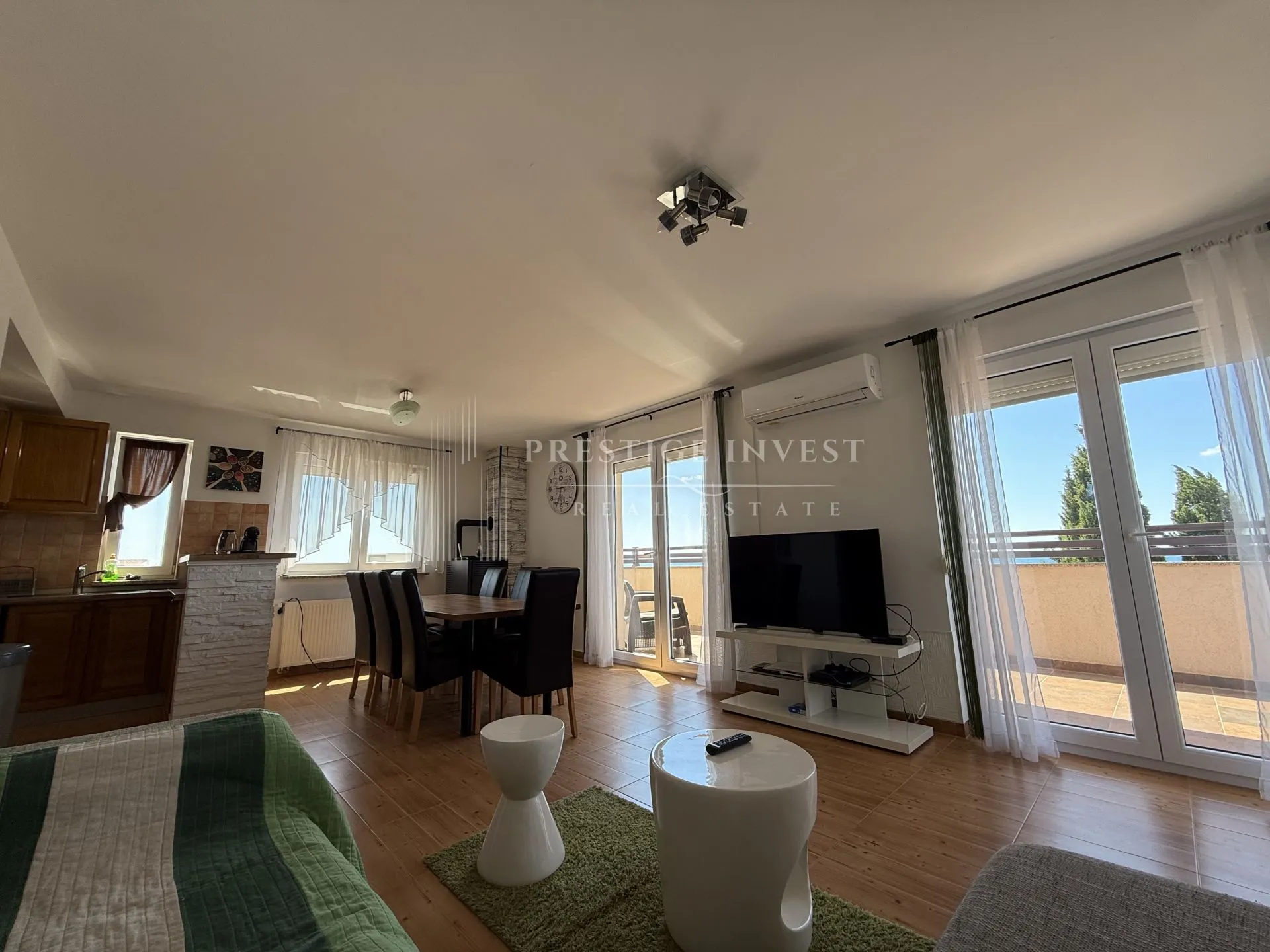 prvi red uz more- trosoban penthouse s krovnom terasom - slika 36