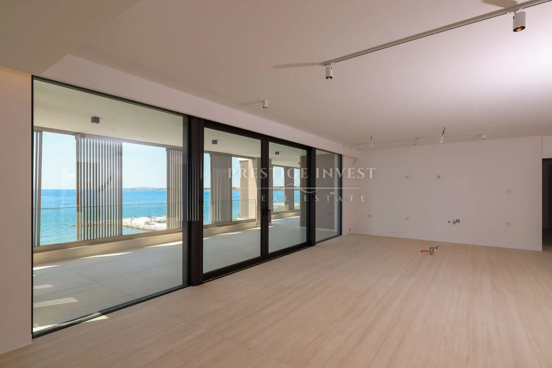 penthouse s privatnim liftom i krovnom terasom- prvi red - slika 10