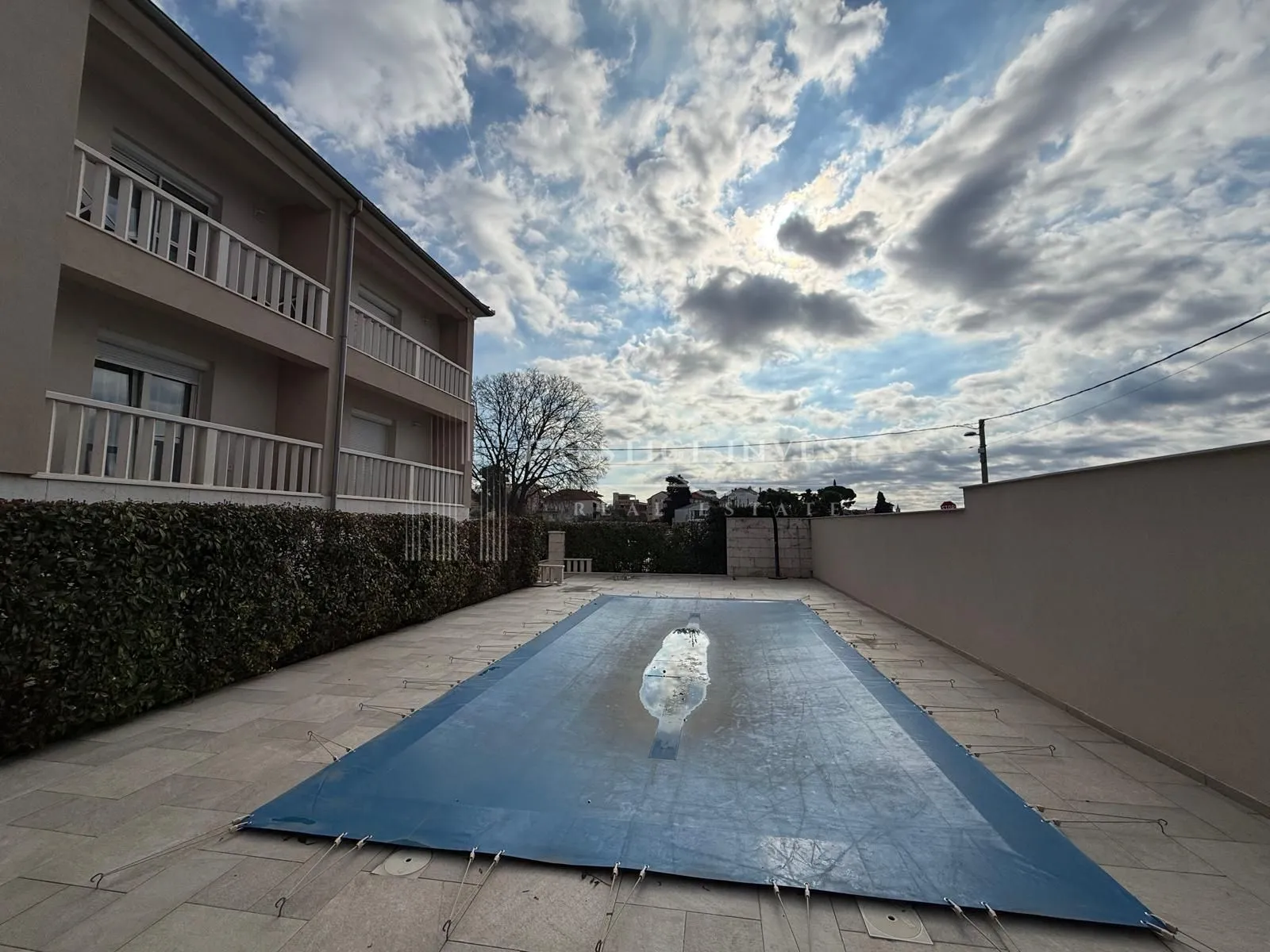 kuća s 3 stana - prvi red uz more - 580m2 - slika 11