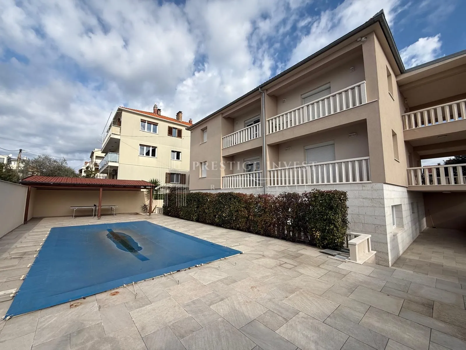 kuća s 3 stana - prvi red uz more - 580m2 - slika 8