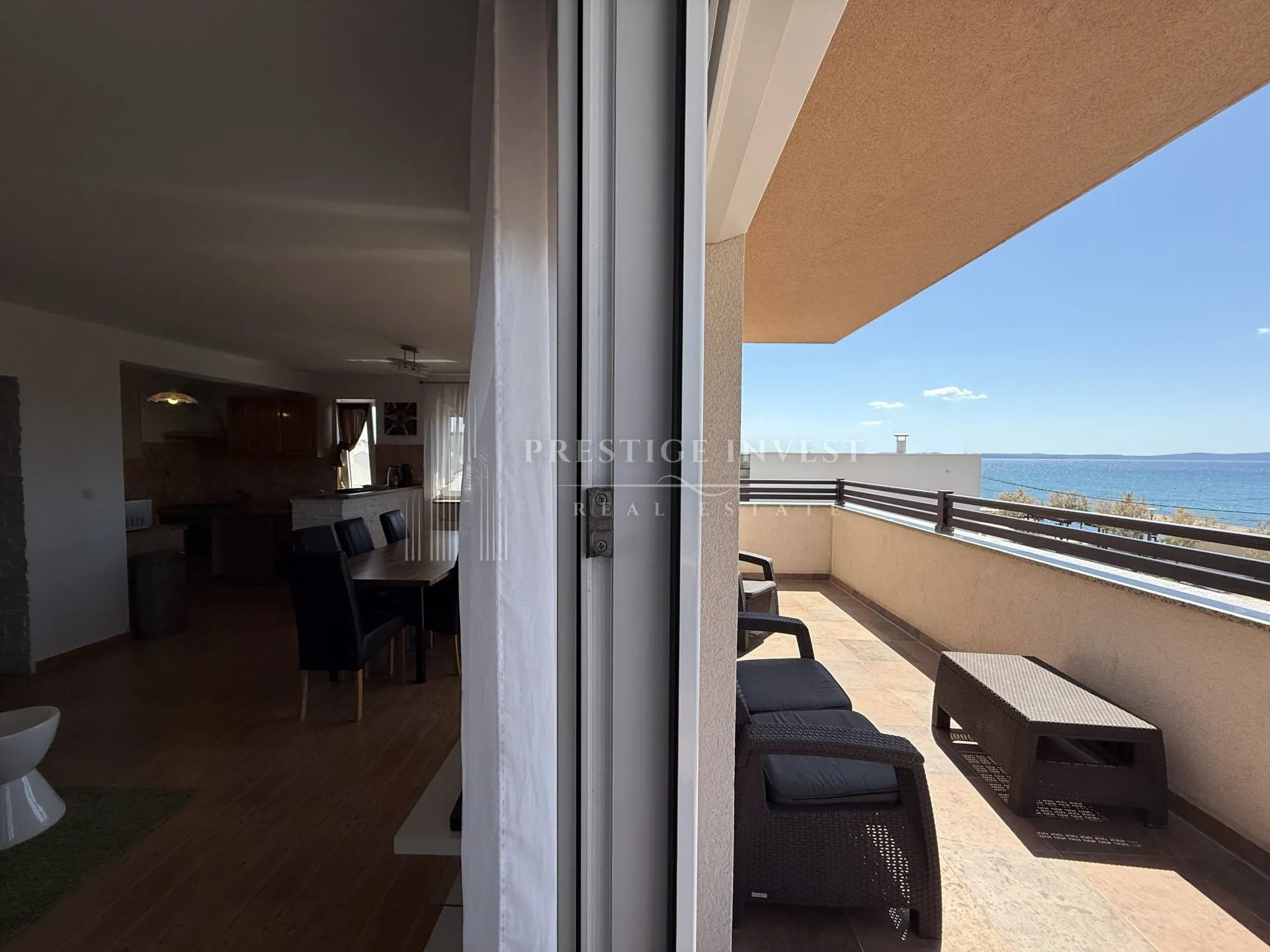 prvi red uz more- trosoban penthouse s krovnom terasom - slika 5
