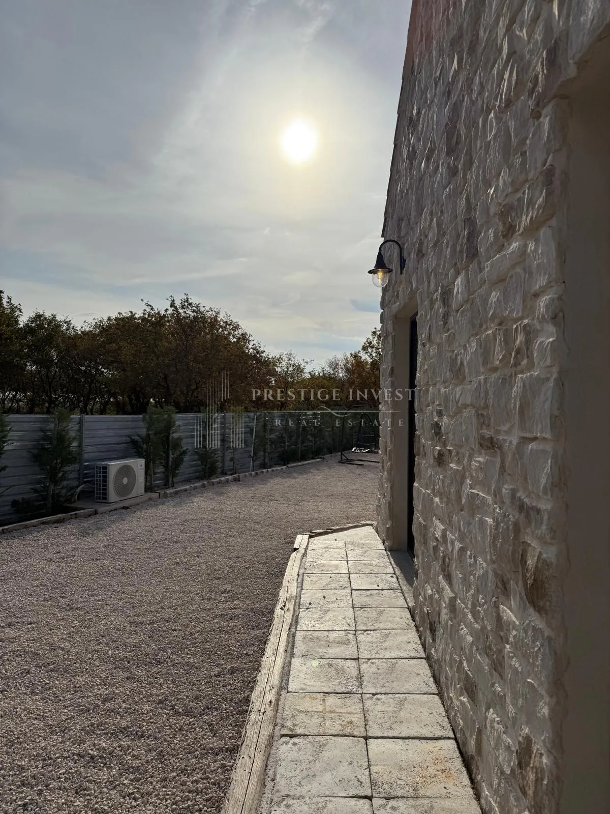luksuzna prizemnica s 2550m2 okućnice i bazenom - slika 51