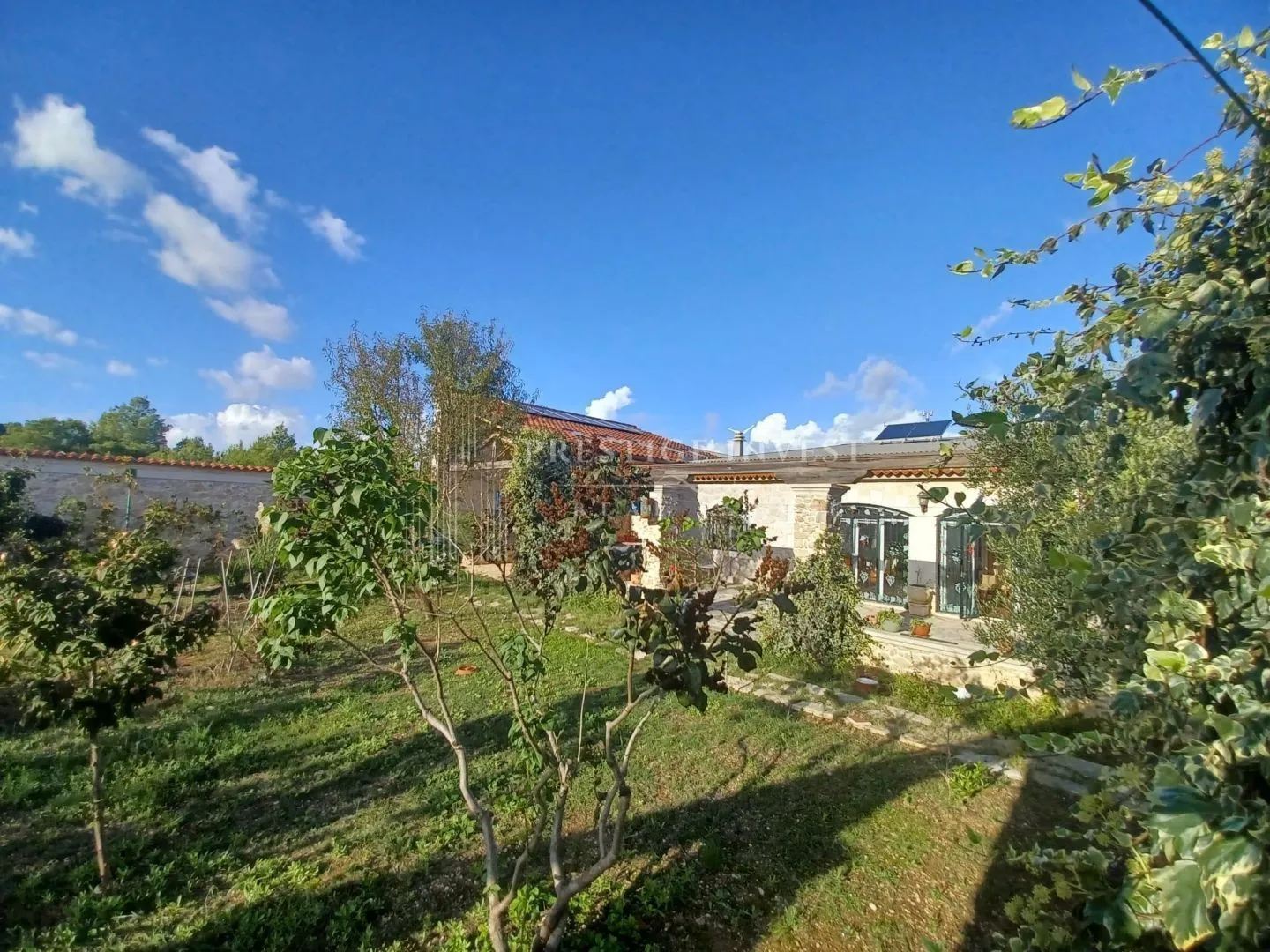 kamena kuća u privatnom kompleksu s građevinskim zemljištem od 10 000m2 - slika 13