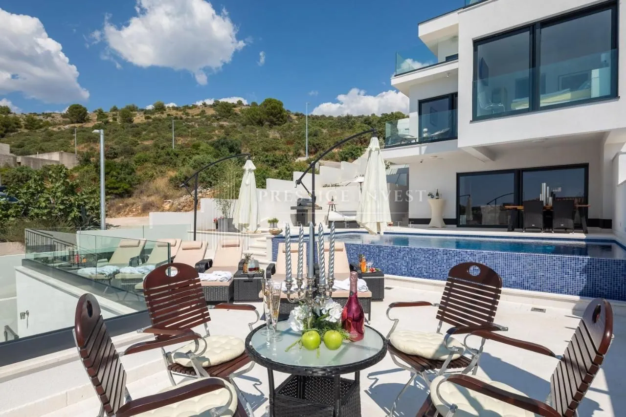 rogoznica- luksuzna vila s dodatnim stanom i garažom-90m od plaže! - slika 3