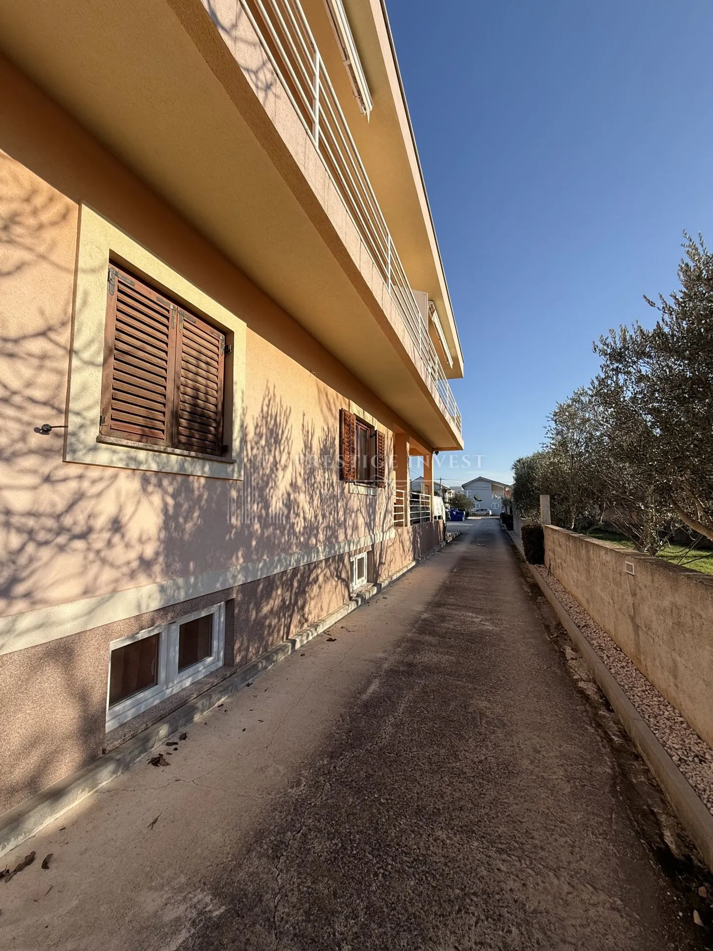 sukošan- apartmanska kuća -1900m2- 150m od plaže - slika 9