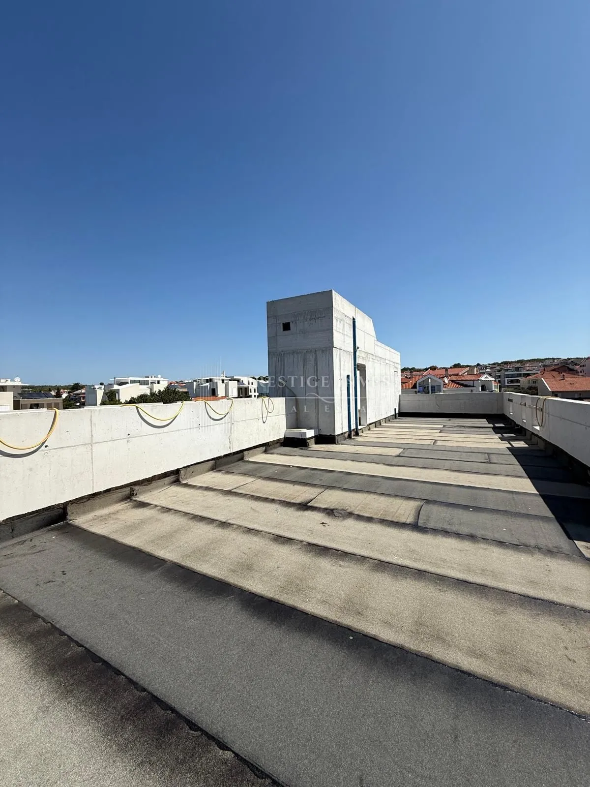 luksuzan penthouse prvi red uz more i krovna terasa - slika 8