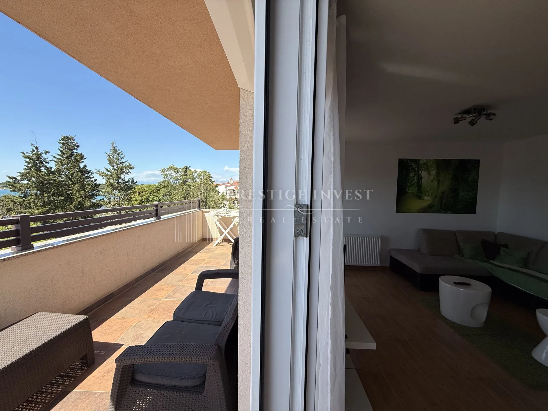 prvi red uz more- trosoban penthouse s krovnom terasom - slika 6