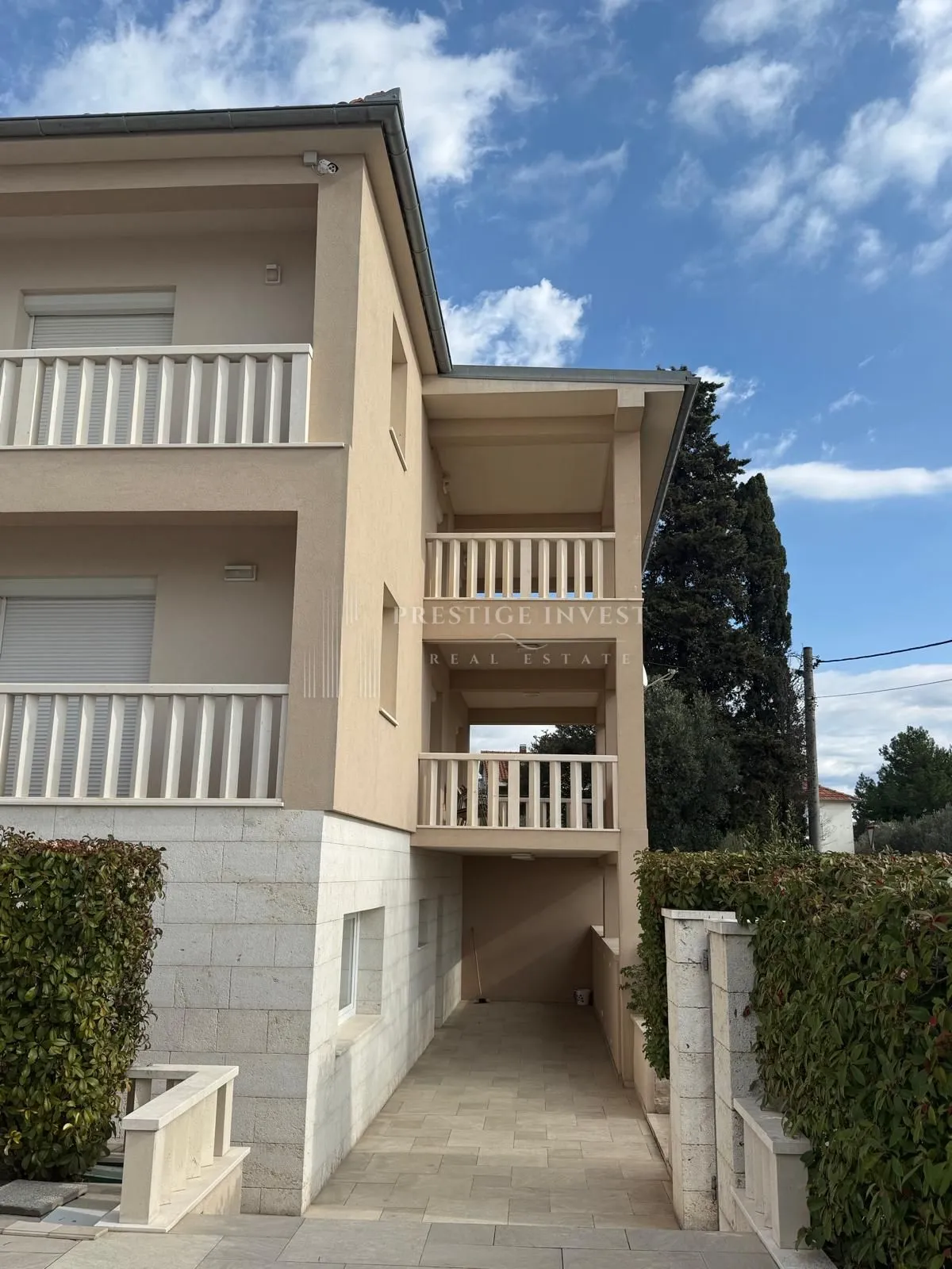 kuća s 3 stana - prvi red uz more - 580m2 - slika 15