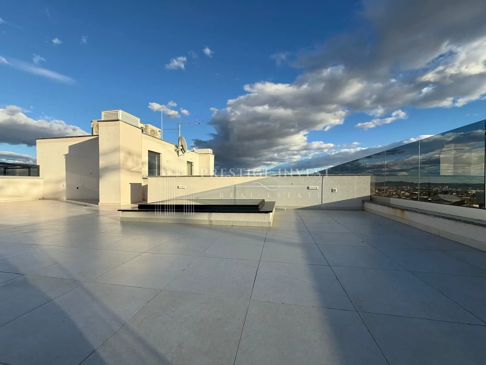 ZADAR- Penthouse s galerijom i krovnom terasom