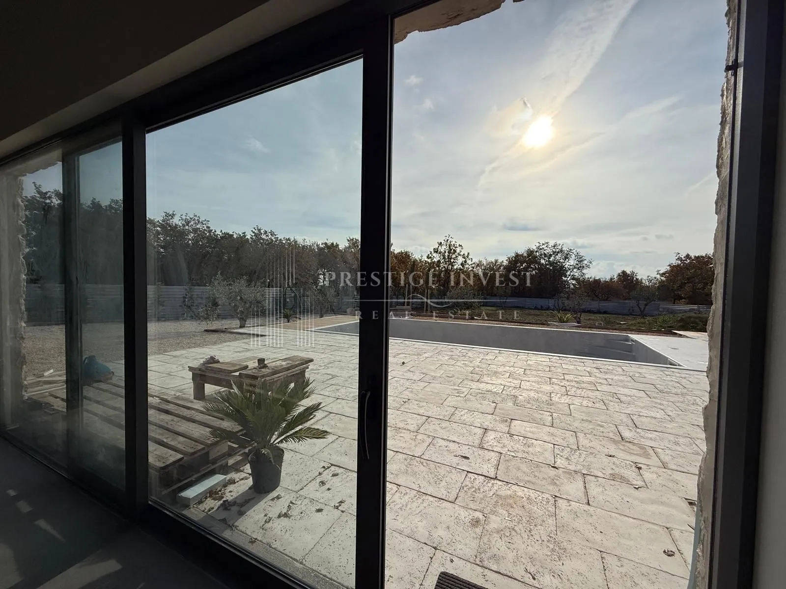 luksuzna prizemnica s 2550m2 okućnice i bazenom - slika 40
