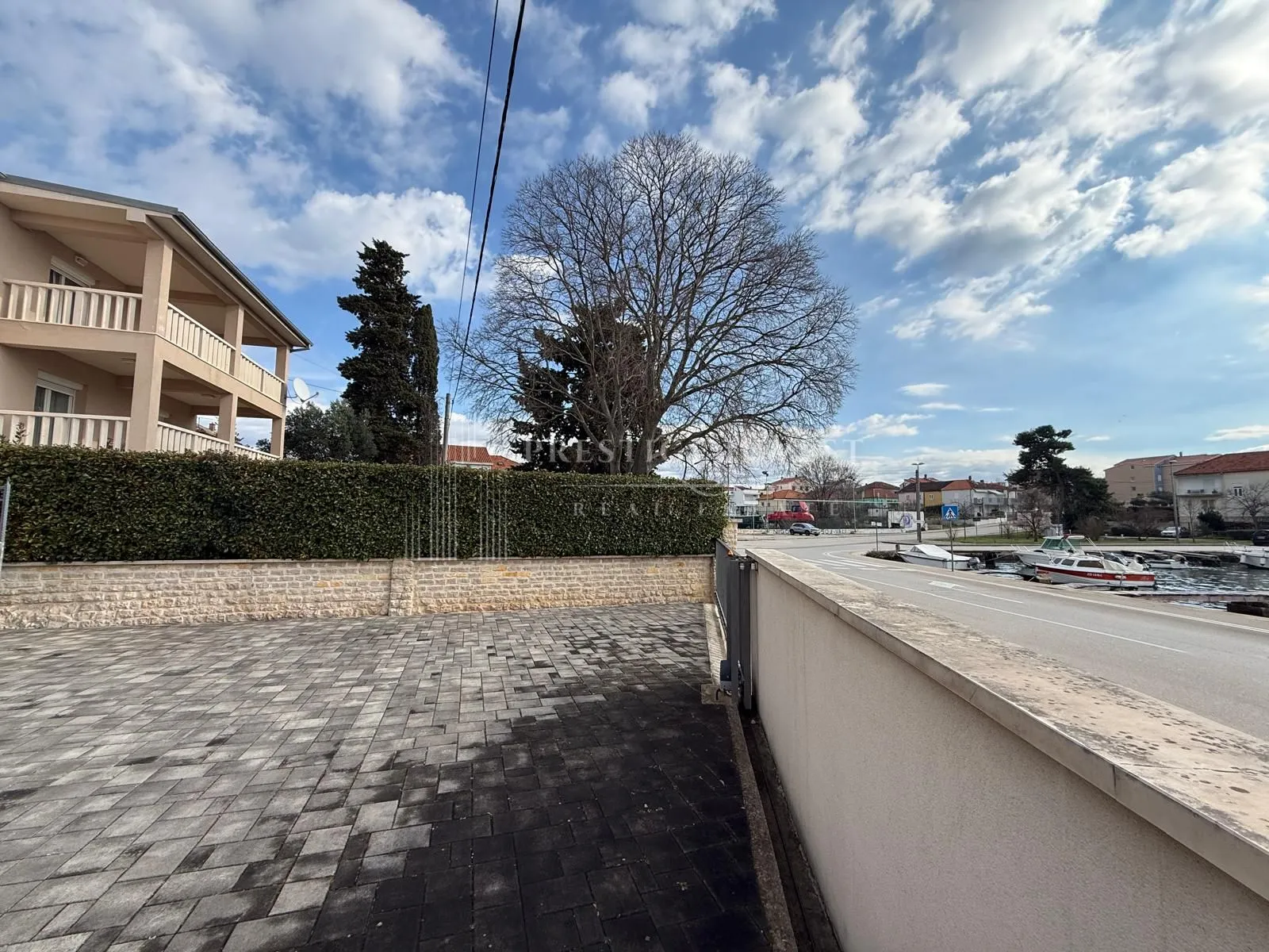 kuća s 3 stana - prvi red uz more - 580m2 - slika 18