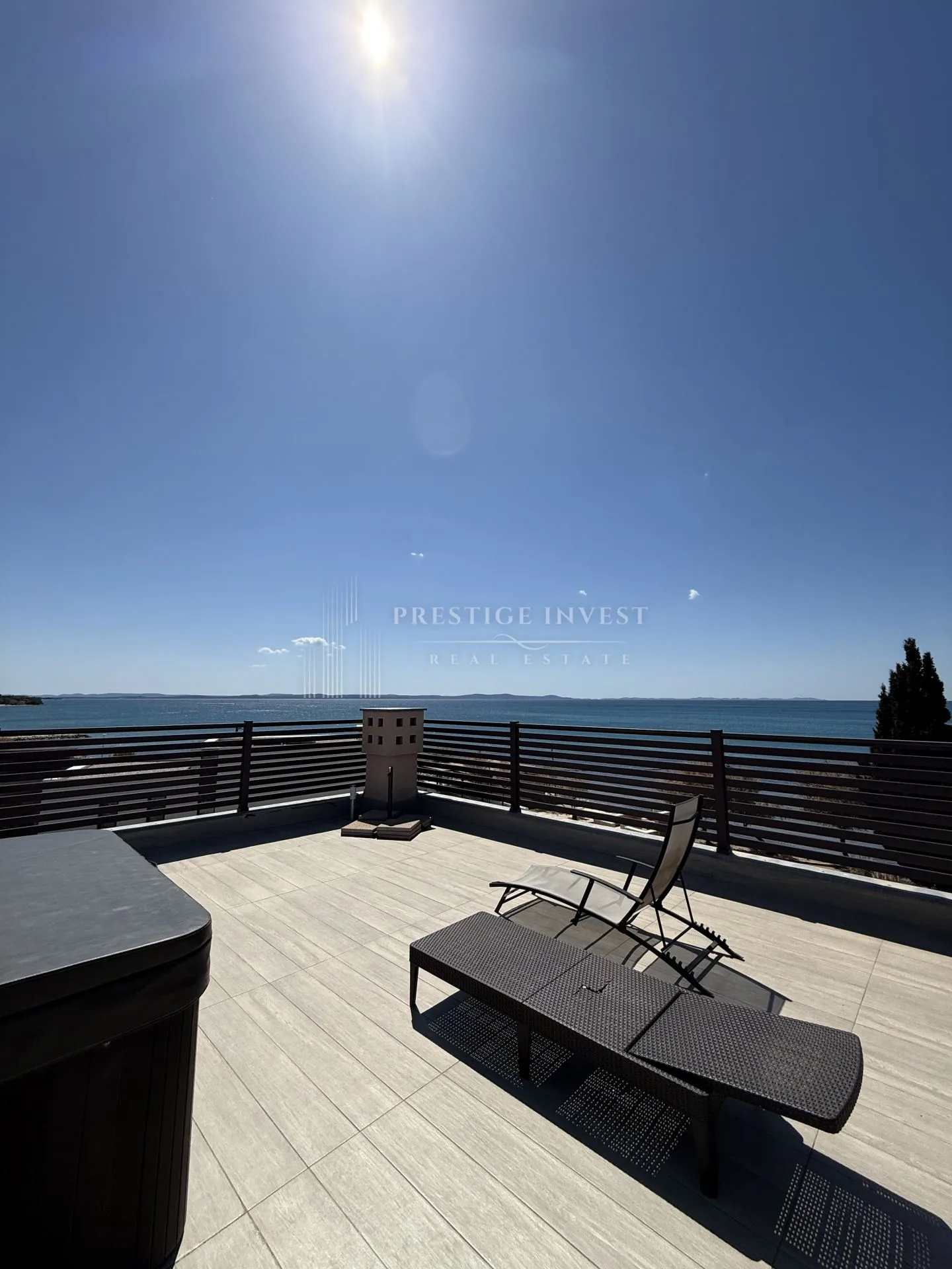 prvi red uz more- trosoban penthouse s krovnom terasom - slika 16