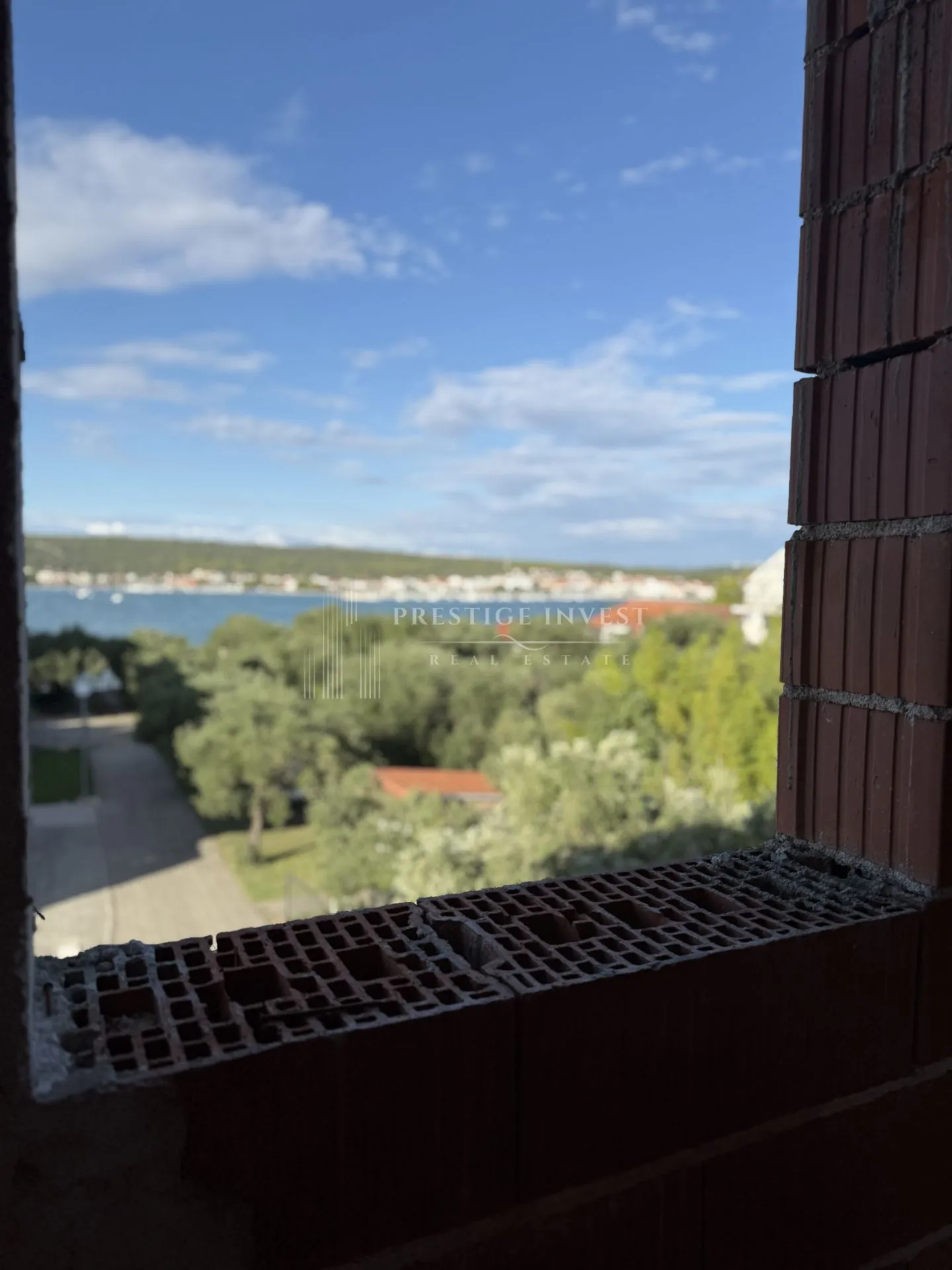 SUKOŠAN - 30m OD PLAŽE- POGLED NA MORE- S2- vrt