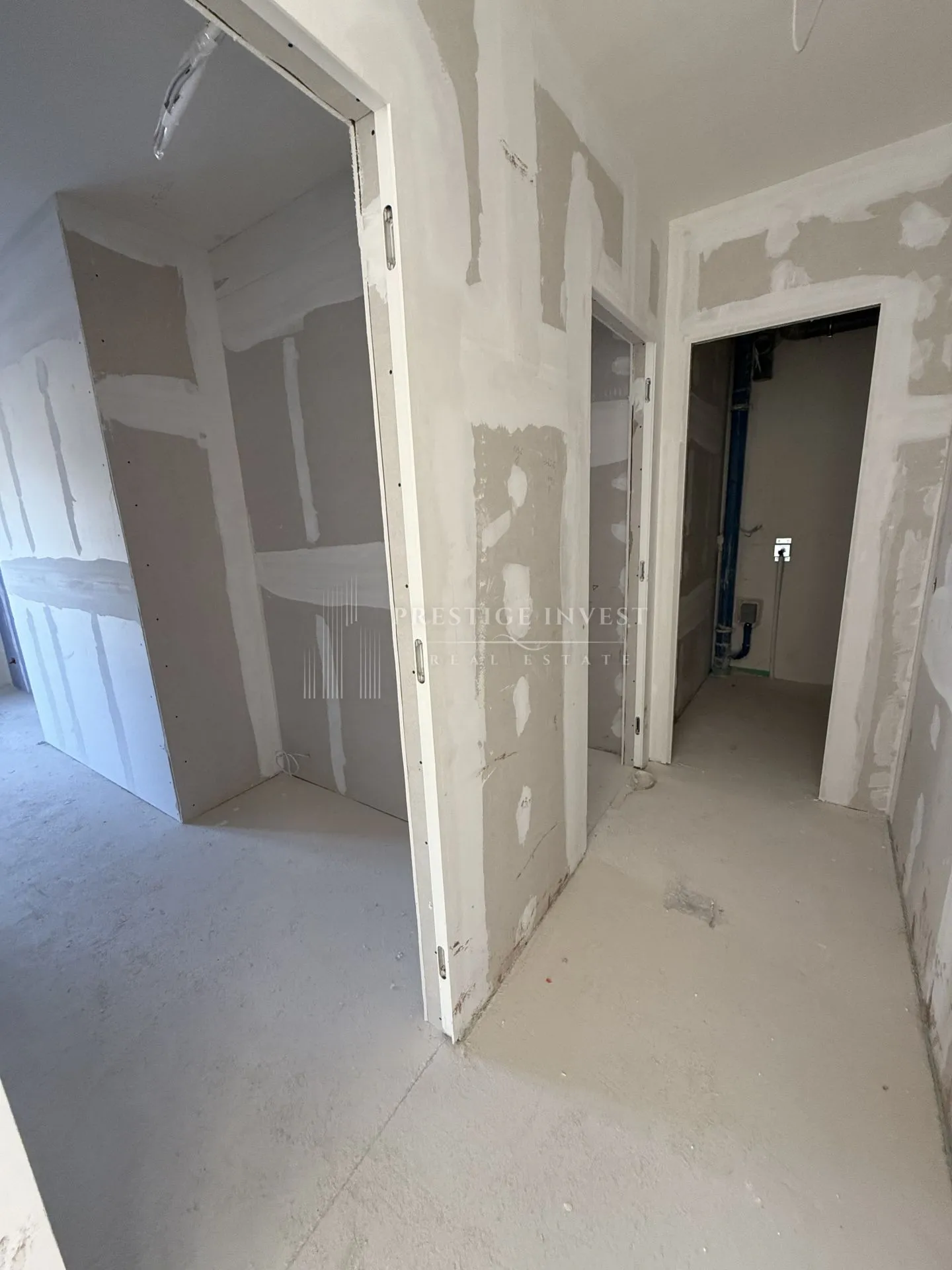 prvi red uz more- 3soban stan s bazenom- 240m2 - slika 31