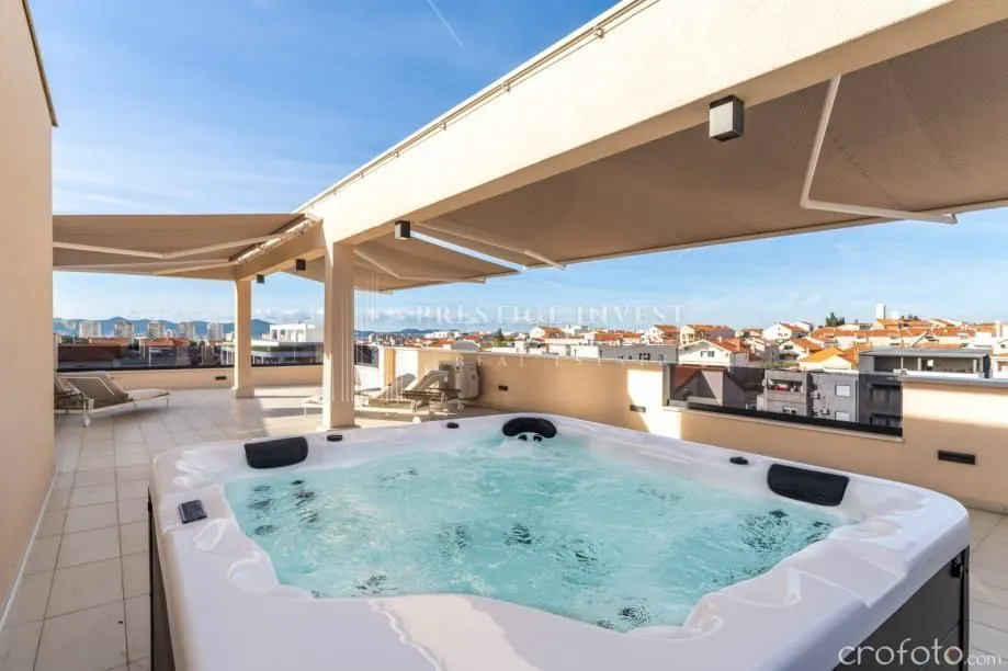 ZADAR-Dvosoban penthouse s krovnom terasom
