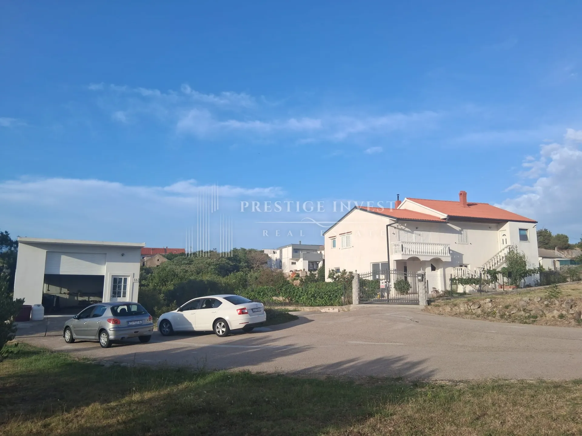 RAŽANAC- Samostojeća kuća s garažom-2400m2 - Jovići, Ražanac