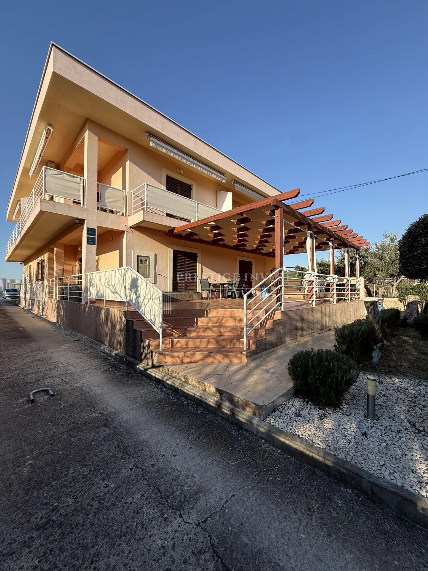 sukošan- apartmanska kuća -1900m2- 150m od plaže - slika 31