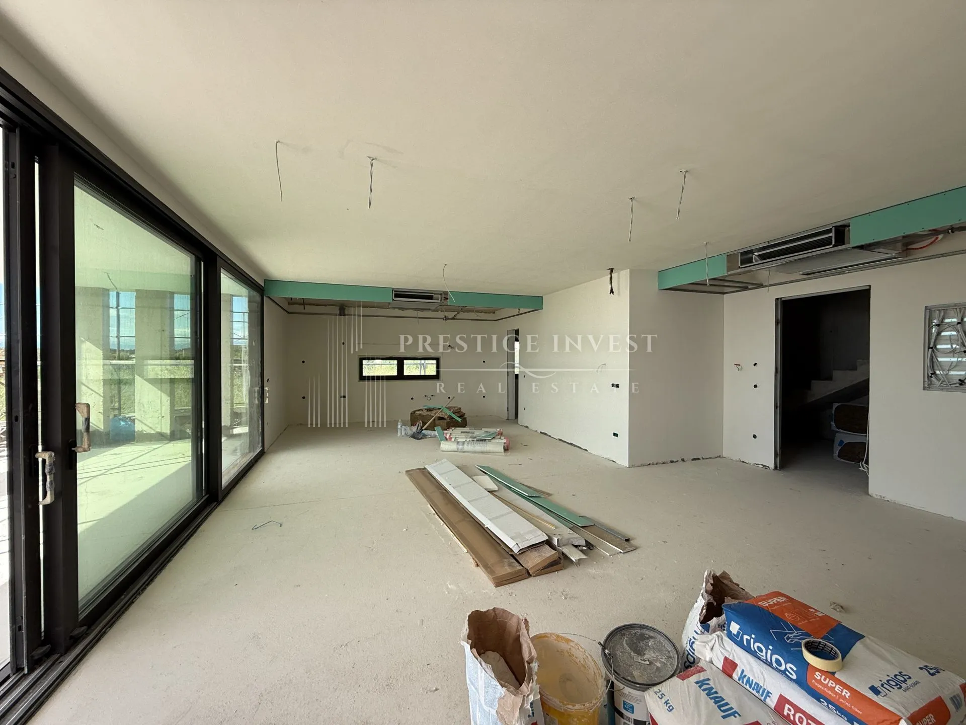 prvi red uz more- 3soban stan s bazenom- 240m2 - slika 21