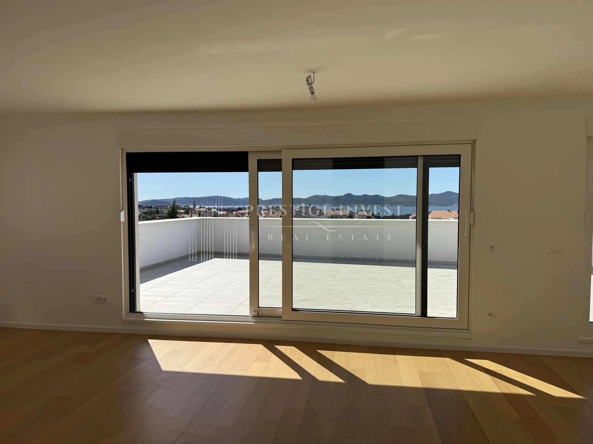 zadar-namješten trosoban penthouse s garažom - slika 14