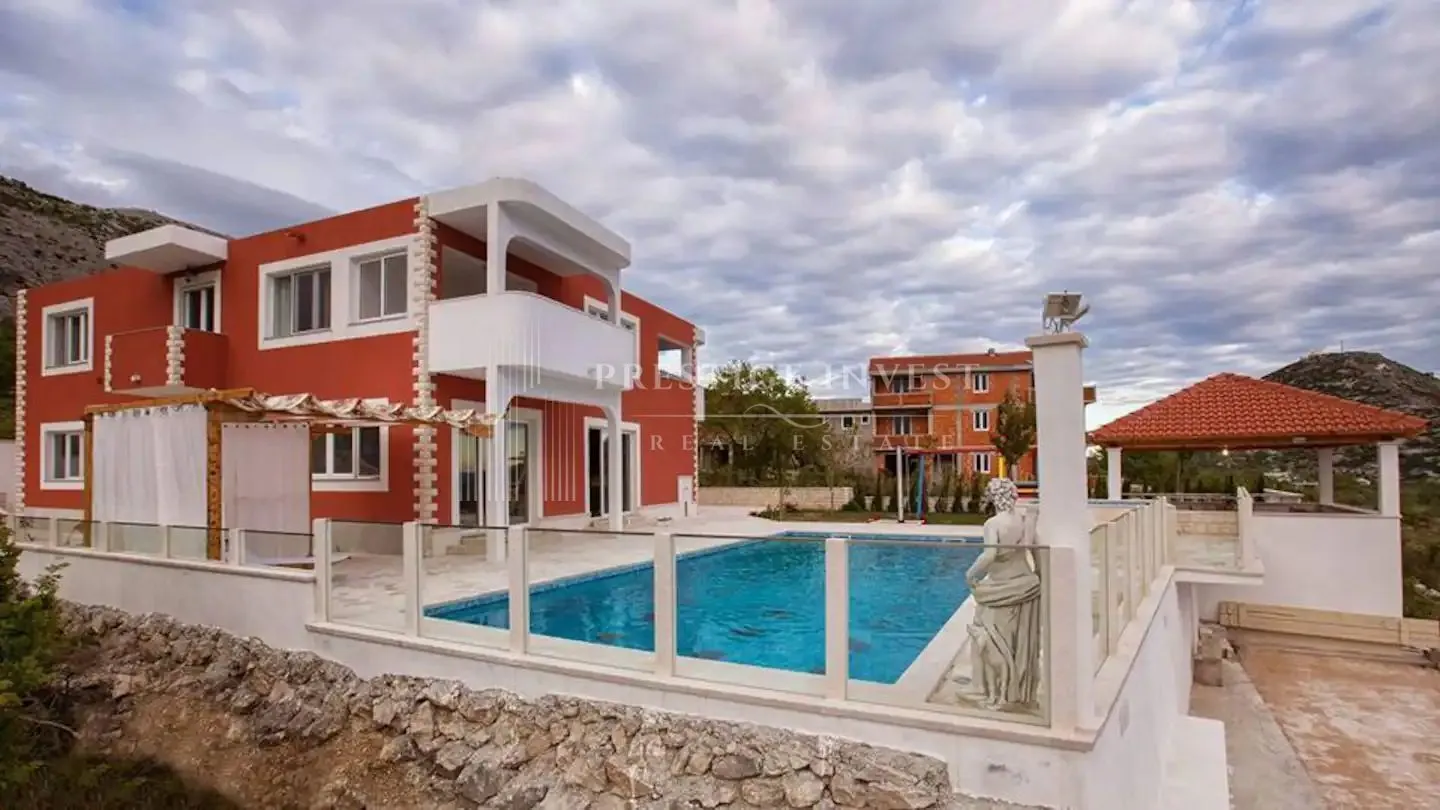 luksuzna vila s bazenom s panoramskim pogledom na split - slika 11