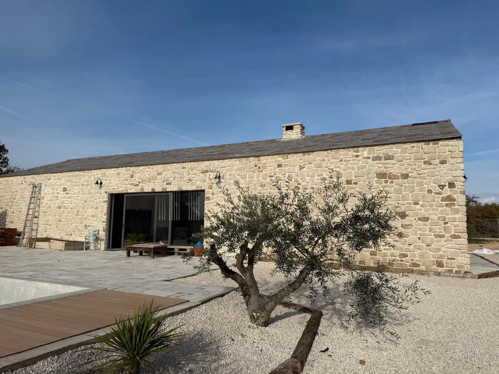 luksuzna prizemnica s 2550m2 okućnice i bazenom - slika 57