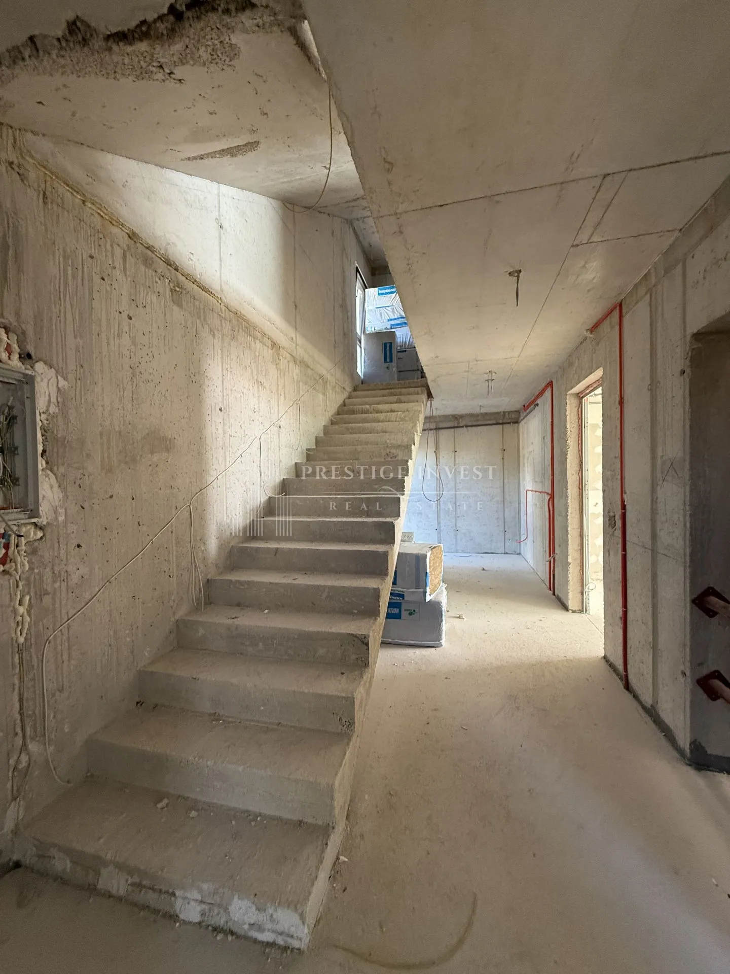 prvi red uz more- 3soban stan s bazenom- 240m2 - slika 25
