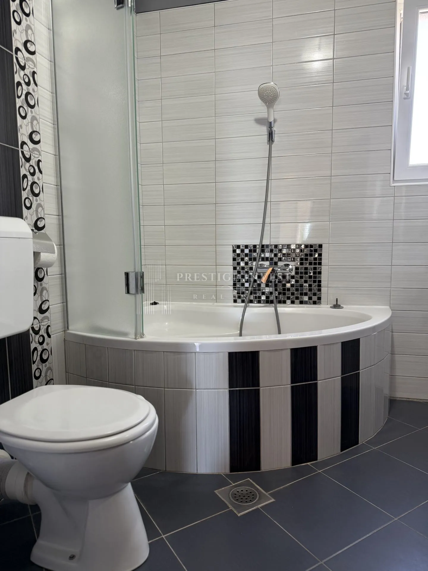 prvi red uz more- trosoban penthouse s krovnom terasom - slika 51