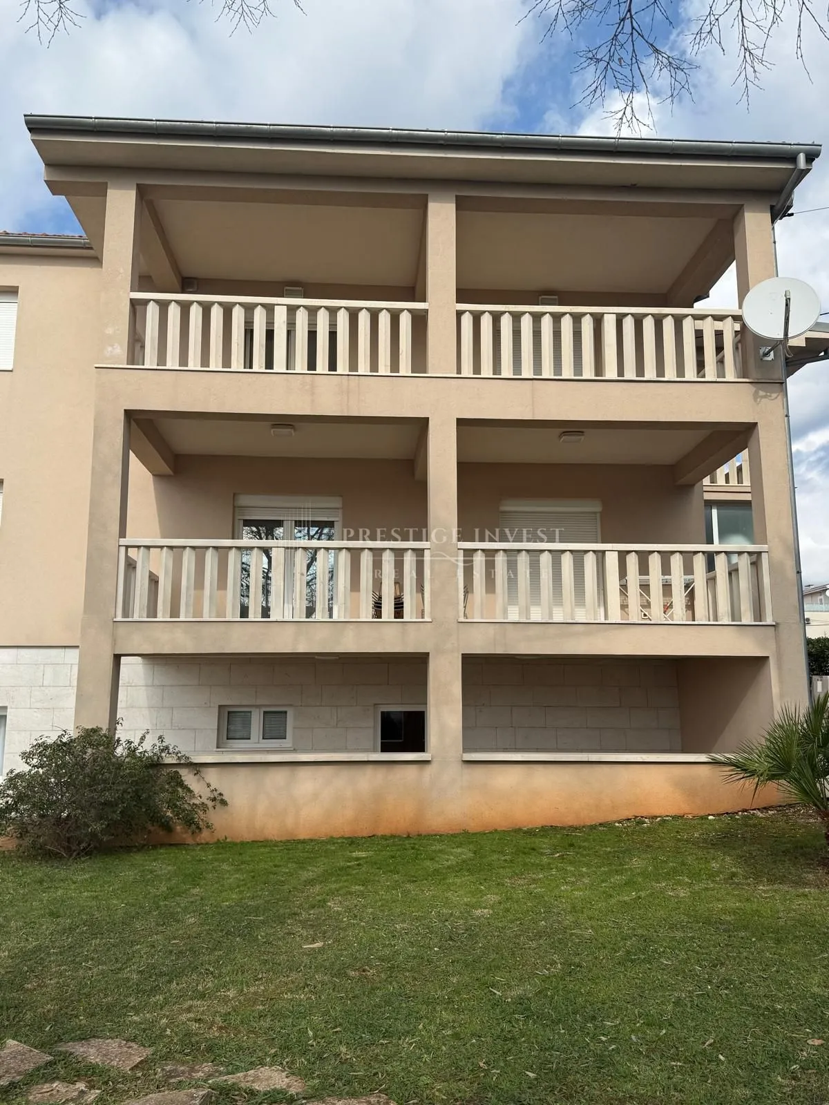 kuća s 3 stana - prvi red uz more - 580m2 - slika 7