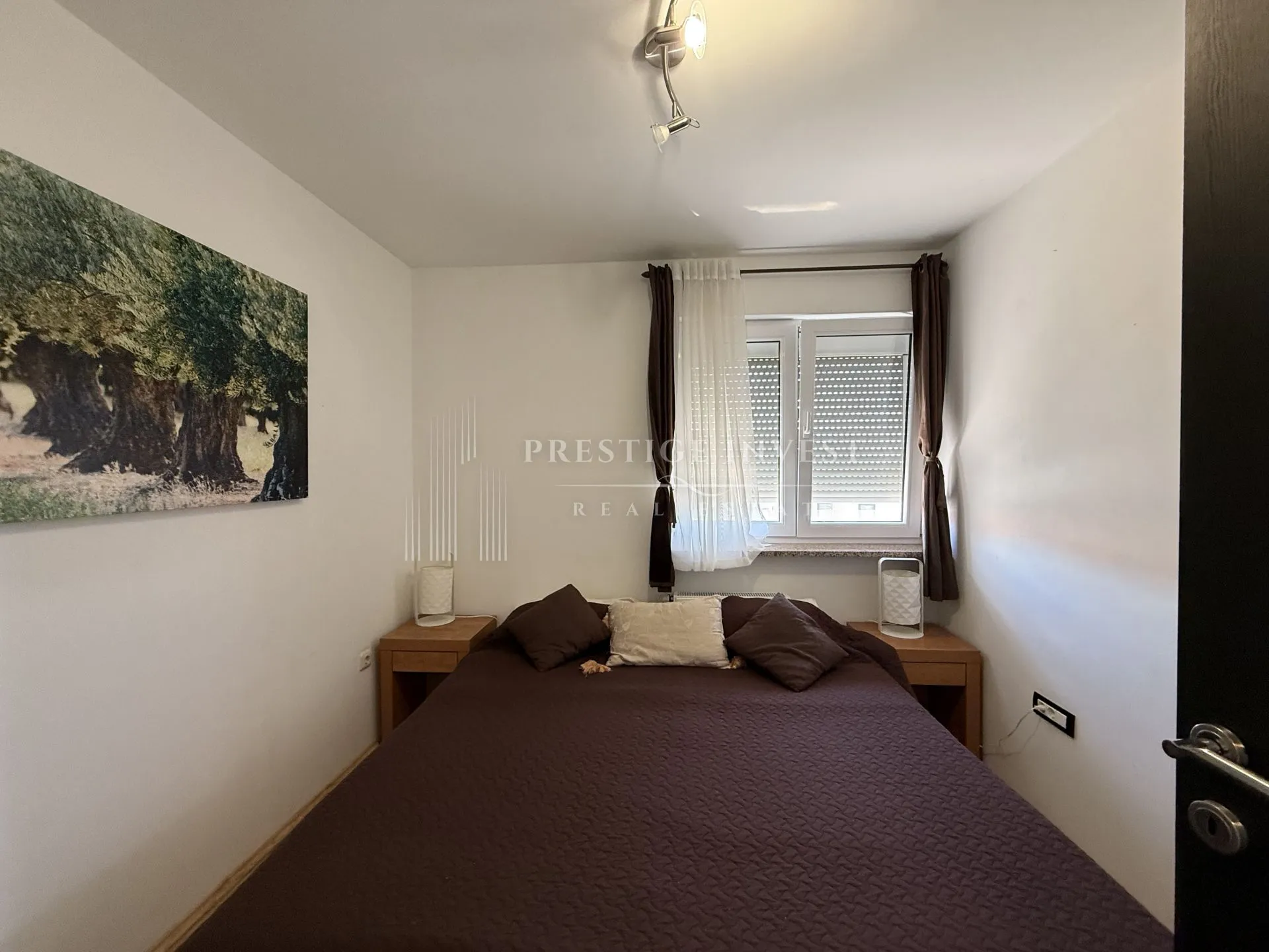 prvi red uz more- trosoban penthouse s krovnom terasom - slika 46