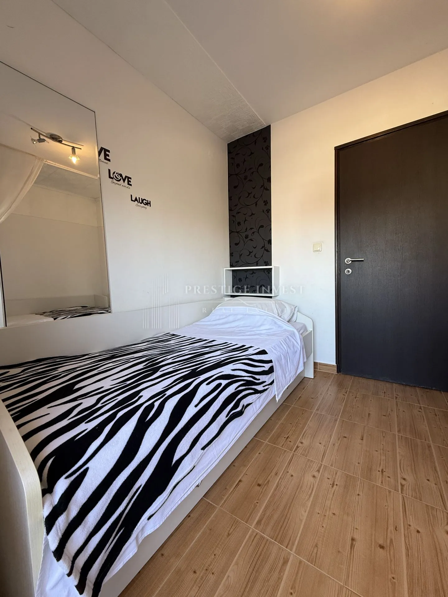 prvi red uz more- trosoban penthouse s krovnom terasom - slika 44