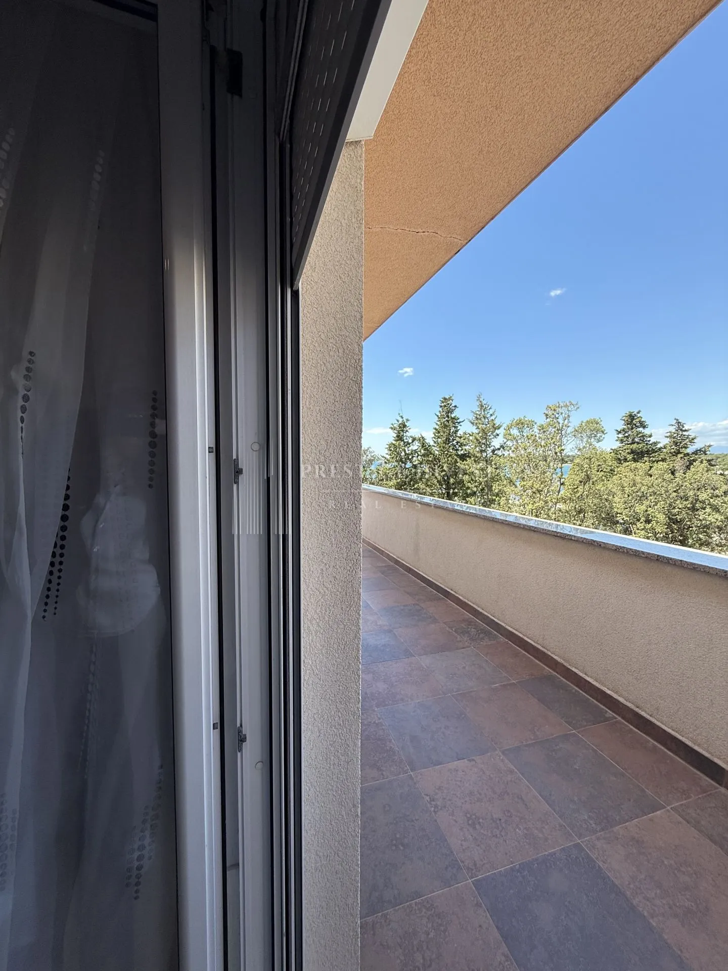 prvi red uz more- trosoban penthouse s krovnom terasom - slika 43