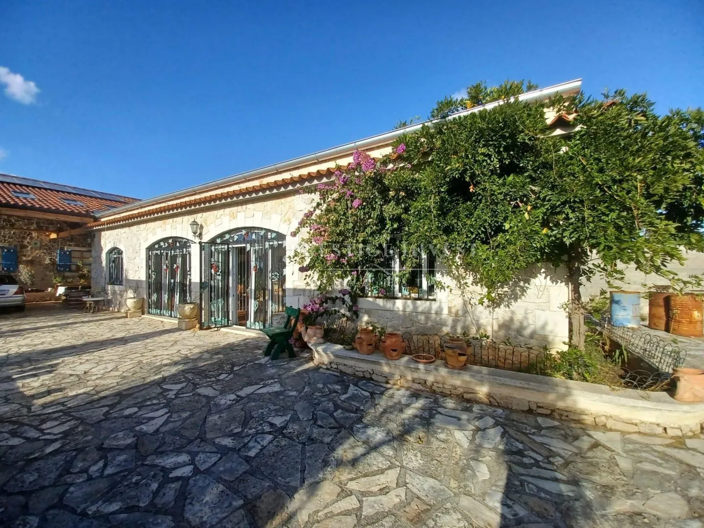 Kamena kuća u privatnom kompleksu s građevinskim zemljištem od 10 000m2 - Vodice