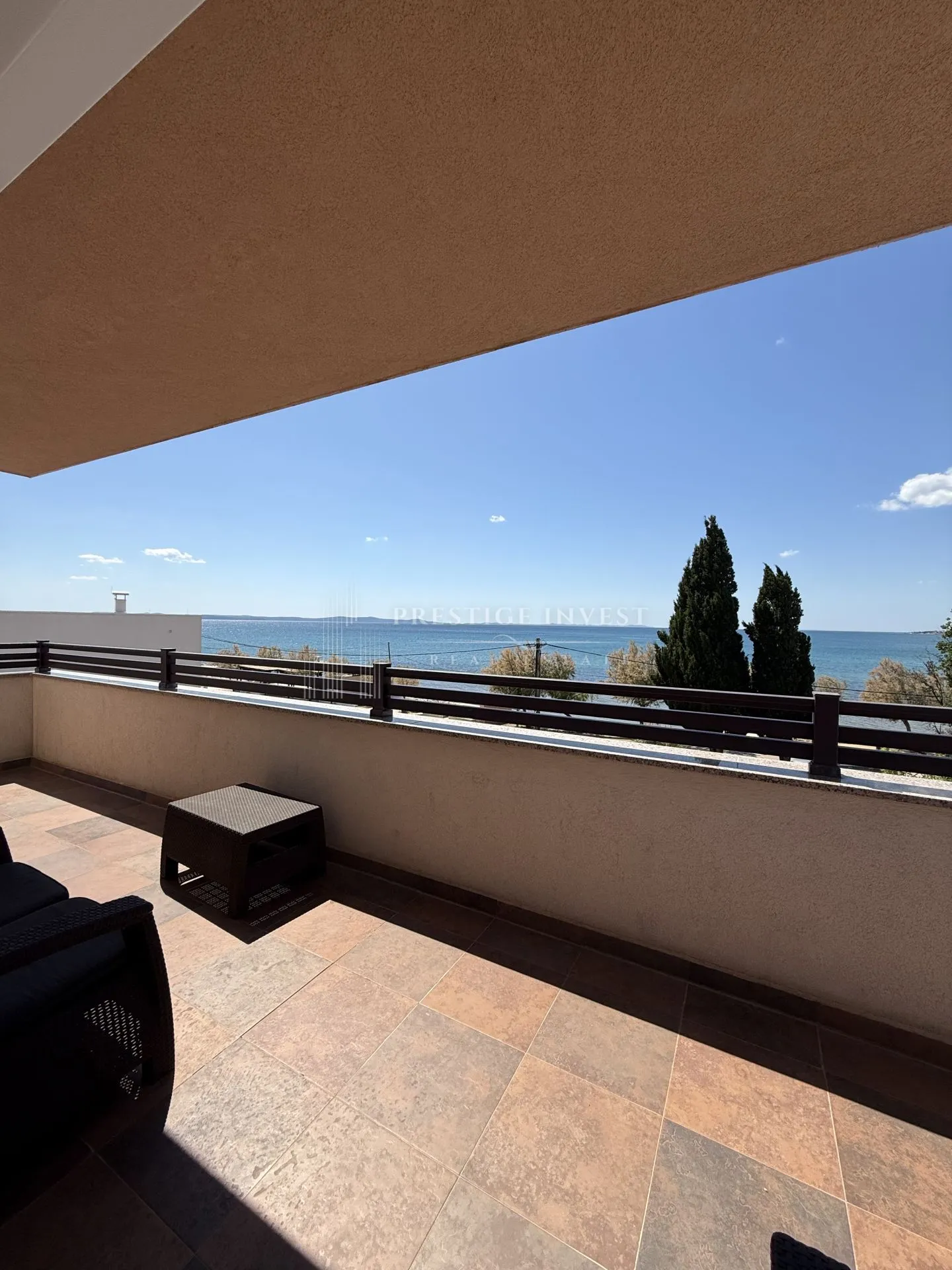 prvi red uz more- trosoban penthouse s krovnom terasom - slika 4