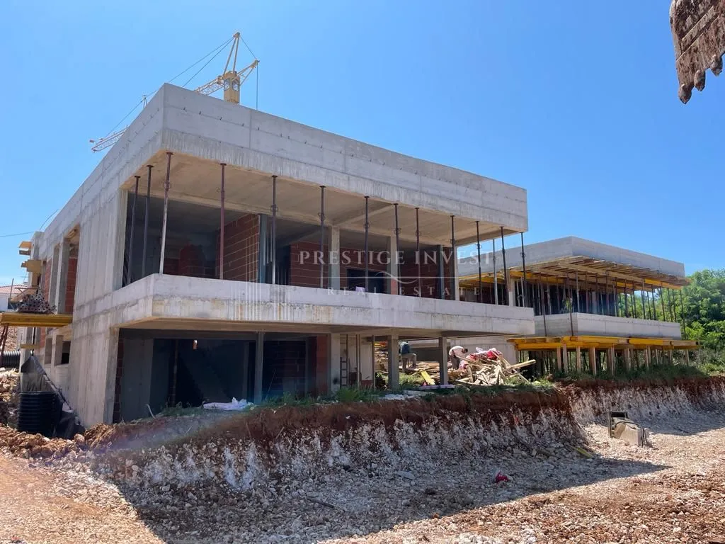 luksuzna vila prvi red uz more- bazen i garaža - slika 2