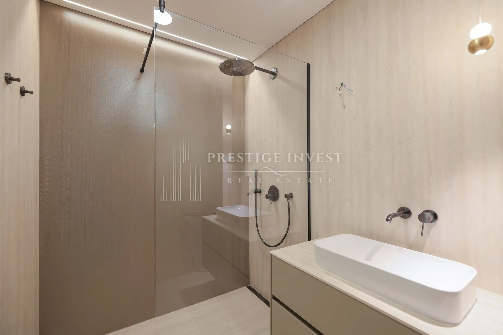 penthouse s privatnim liftom i krovnom terasom- prvi red - slika 21